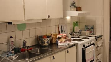 Fridge, oven, stovetop, coffee/tea maker