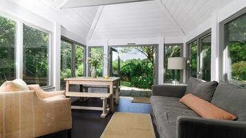 Smart TV, reproductor de DVD y libros