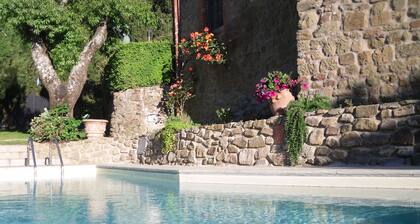 Farmhouse apartment in Chianti with garden and pool for 2 people