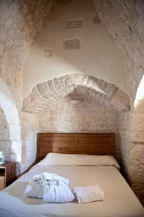 1 bedroom, bed sheets - Trulli DOMANGI - the Trullino (Alberobello)