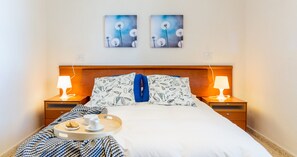 3 slaapkamers, een strijkplank/strijkijzer, reisbedje, gratis wifi