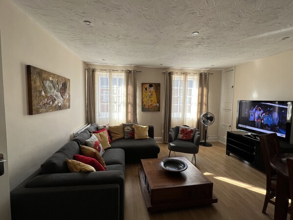 Smart TV - Yeovil Town Centre- Large 2 Bedroom Apartment (Yeovil)