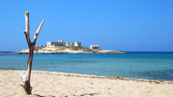 Una playa cerca, sillas reclinables de playa