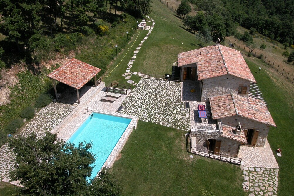 Villa Cipresso, 100% Private with A/C, pool and fantastic views