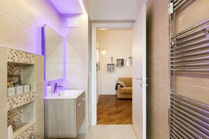 Dutxa, assecador de cabells, bidet i tovalloles