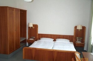 Double Room | In-room safe, desk, blackout curtains, rollaway beds - Haus Maria (Bad Salzschlirf)