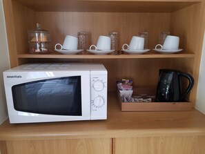 Habitación familiar | Cocina privada | Microondas, cafetera o tetera y hervidor eléctrico