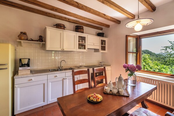 Fridge, oven, stovetop, dishwasher - Paolina house, typical Tuscan structure with pool, surrounded by nature (ORTIGNANO RAGGIOLO)