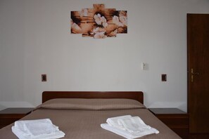 3 chambres, fer et planche à repasser, lit parapluie, Wi-Fi gratuit