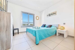 2 bedrooms, travel cot, free WiFi, bed sheets - Michel Sea View Apartment - 150m from beach (Torre da Medronheira)