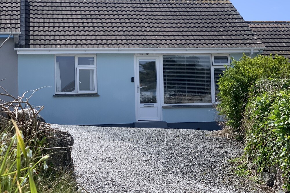 Cottage on coastpath, dogs welcome, includes Hotel indoor pool gym and tennis