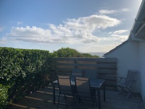 Outdoor dining - Cottage on coastpath, dogs welcome, includes Hotel indoor pool gym and tennis (Mullion)