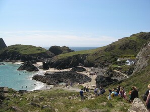 Beach nearby - Cottage on coastpath, dogs welcome, includes Hotel indoor pool gym and tennis (Mullion)