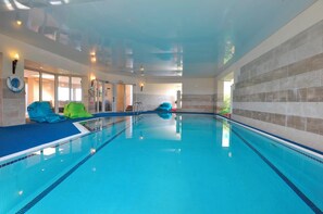 Indoor pool, outdoor pool - Cottage on coastpath, dogs welcome, includes Hotel indoor pool gym and tennis (Mullion)