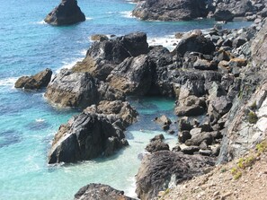 Beach nearby - Cottage on coastpath, dogs welcome, includes Hotel indoor pool gym and tennis (Mullion)