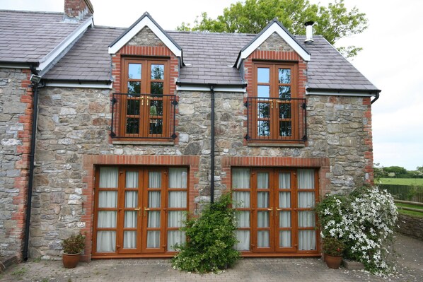 Exterior - Beautiful 5 bed, 5* luxury cottage in a secluded location   (Southgate)