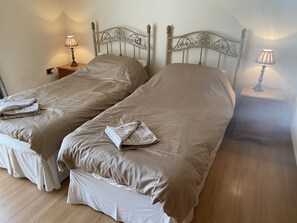 3 bedrooms, iron/ironing board, travel crib, free WiFi - Beautiful 5 bed, 5* luxury cottage in a secluded location   (Southgate)