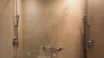 Suite superior | Badezimmer | Kostenlose Toilettenartikel, Seife, Shampoo, Toilettenpapier