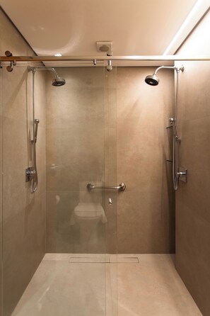 Suite superior | Baño | Amenidades de baño gratuitas, jabón, shampoo, papel de baño 