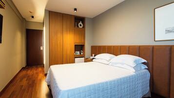 Quarto premium, 1 cama de casal, para não fumantes | Frigobar, espaço de trabalho para notebook, cortinas blackout