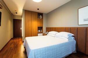 Quarto premium, 1 cama de casal, para não fumantes | Frigobar, espaço de trabalho para notebook, cortinas blackout