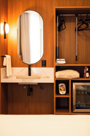 Quarto Acessível para Hóspedes com Mobilidade Reduzida | Minibar, laptop workspace, blackout drapes, free WiFi