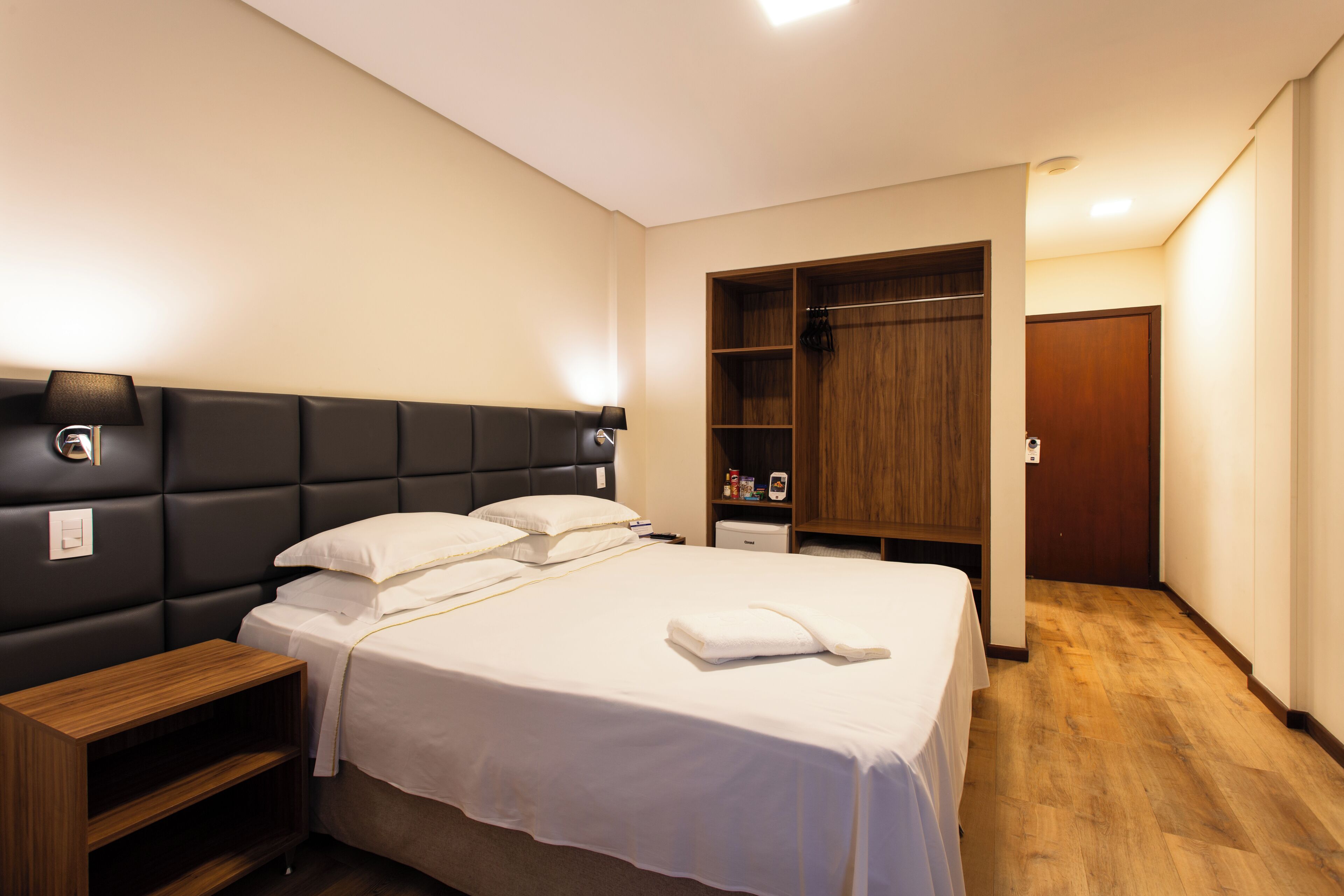 Deluxe Room, 1 Queen Bed, Non Smoking | Minibar, laptop workspace, blackout drapes, free WiFi