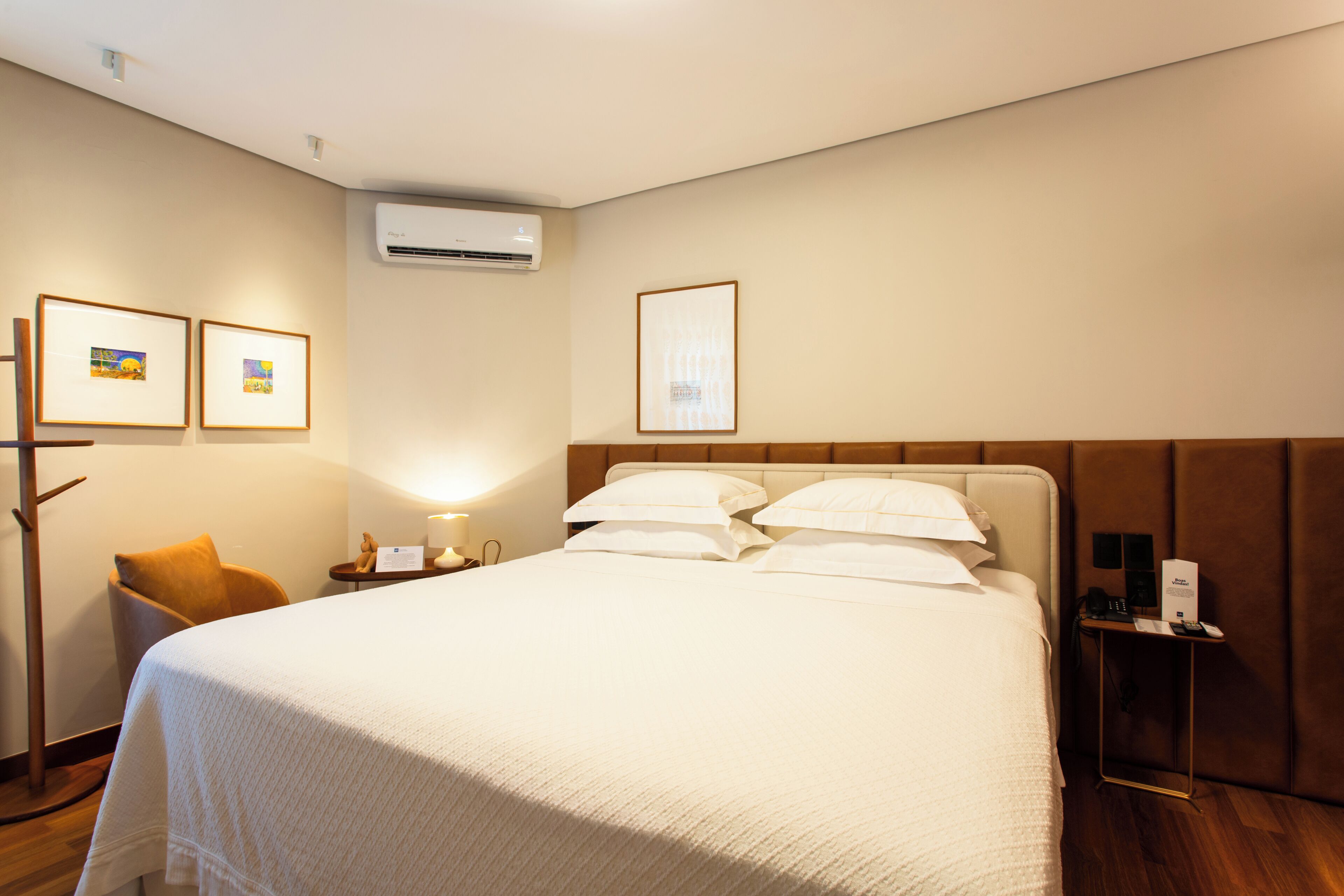 ميني بار ومساحة عمل للكم بيوتر المحمول وستائر تعتيم وواي فاي مجانًا