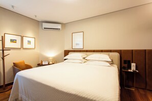 Suite superior | Minibar, espacio para trabajar con un portátil, cortinas opacas