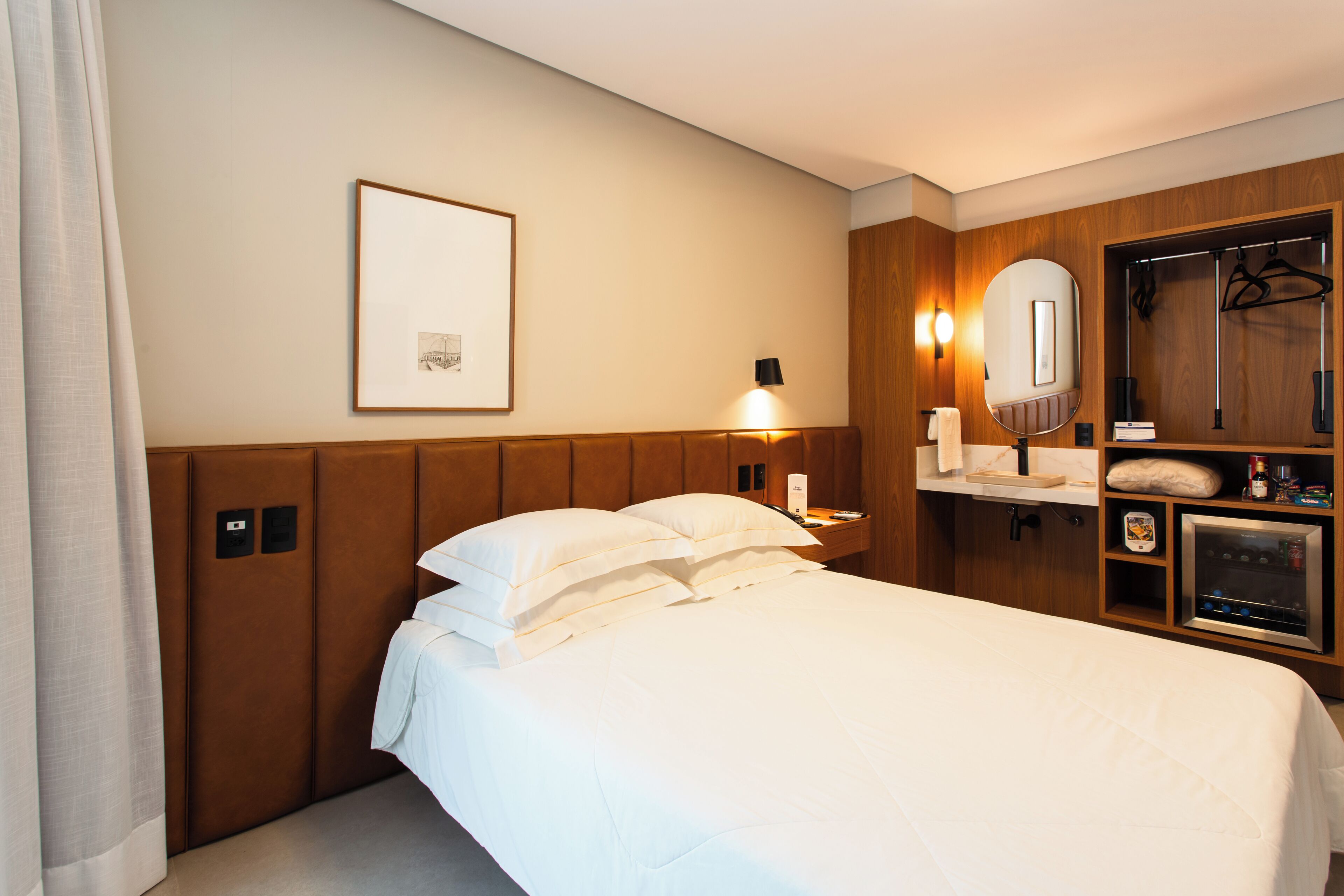 Quarto Acessível para Hóspedes com Mobilidade Reduzida | Minibar, laptop workspace, blackout drapes, free WiFi