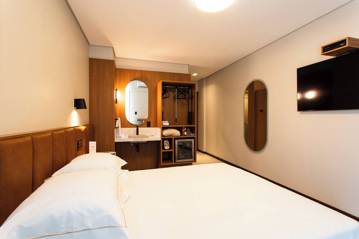 Quarto Acessível para Hóspedes com Mobilidade Reduzida | มินิบาร์, พื้นที่ทำงานแบบใช้แล็ปท็อป, ผ้าม่านกันแสง, Wi-Fi ฟรี