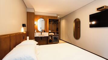 ميني بار ومساحة عمل للكمبيوتر المحمول وستائر تعتيم وواي فاي مجانًا