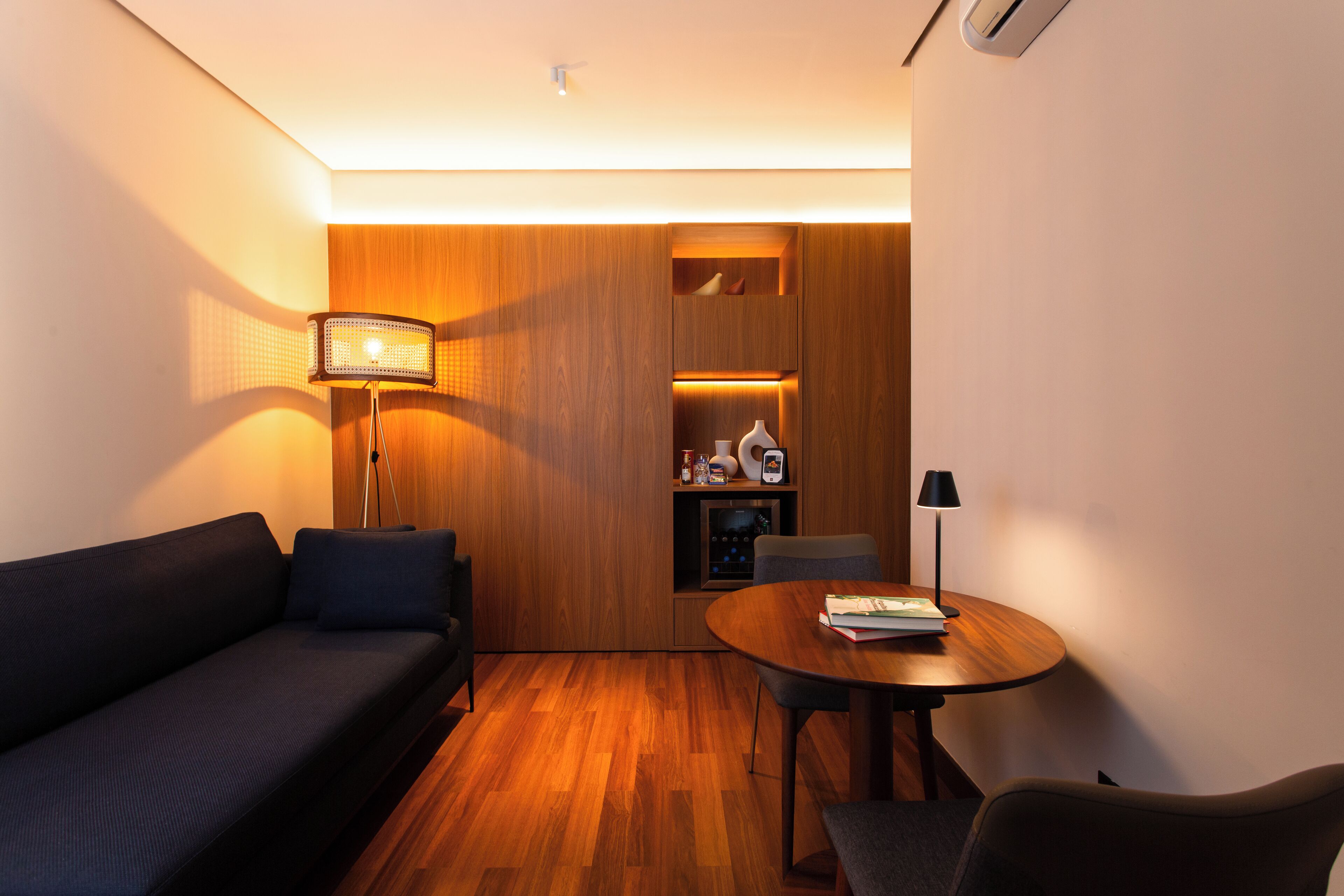 Suite superior | Minibar, arbejdsområde til bærbare computere, mørklægningsgardiner