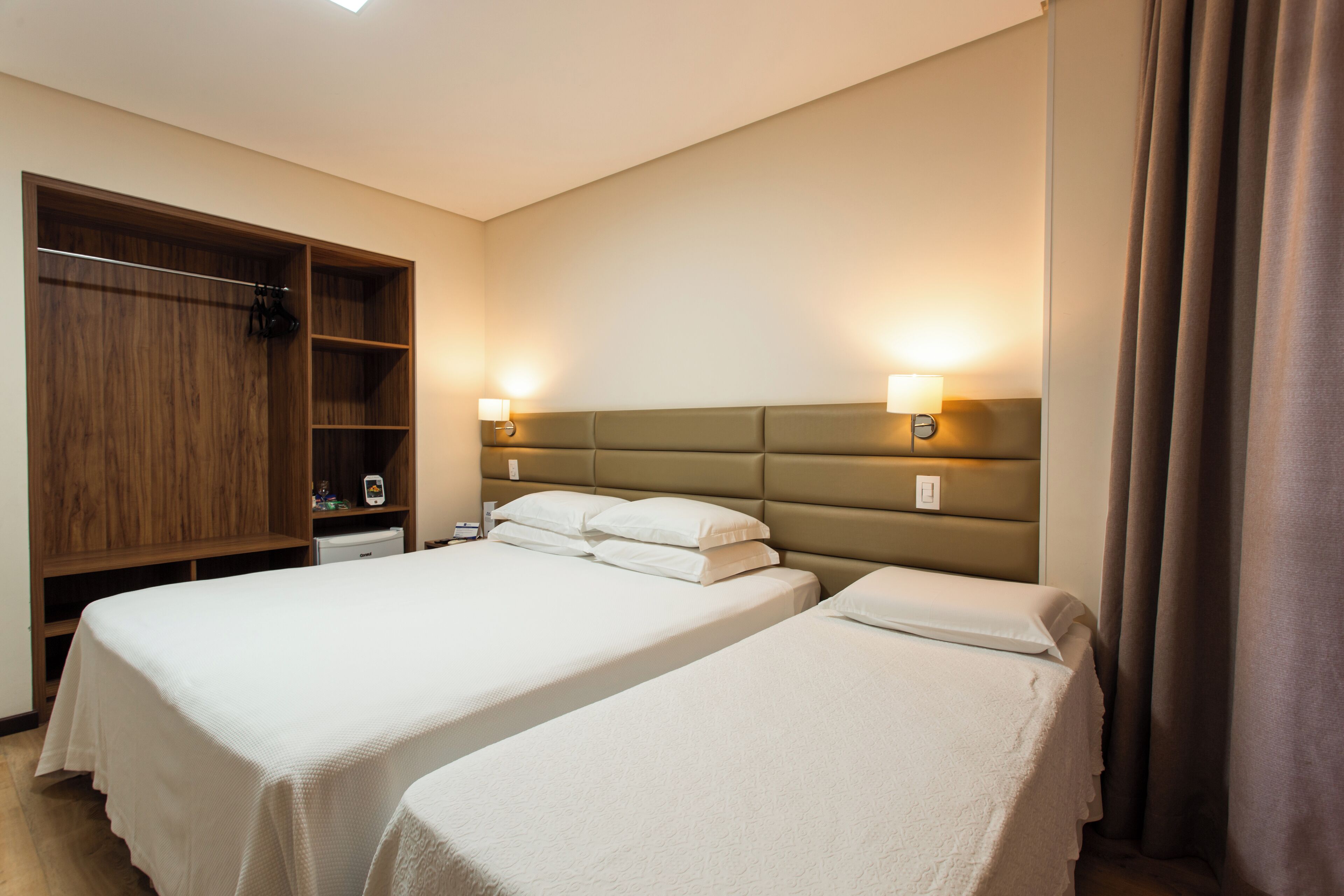 Quarto triplo luxo | Frigobar, espaço de trabalho para notebook, cortinas blackout