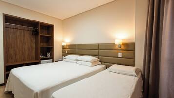 Quarto triplo luxo | Frigobar, espaço de trabalho para notebook, cortinas blackout