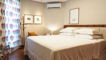 Suite superior | Minibar, laptop workspace, blackout drapes, free WiFi