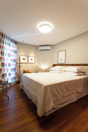 Suite superior | Minibar, arbetsyta för laptop, mörkläggningsgardiner och gratis wi-fi