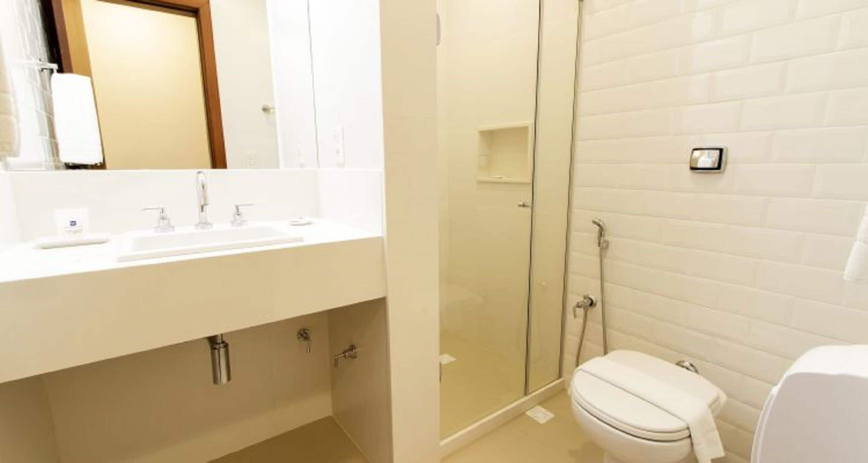 shower, free toiletries, towels