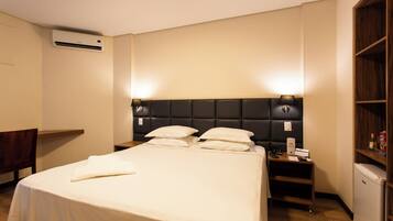 Quarto luxo, 1 cama Queen, para não fumantes | Frigobar, espaço de trabalho para notebook, cortinas blackout