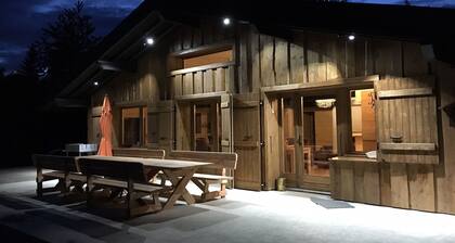 Chalet 4 étoiles entre Lac et Montagne, jacuzzi, sauna, en face des pistes.