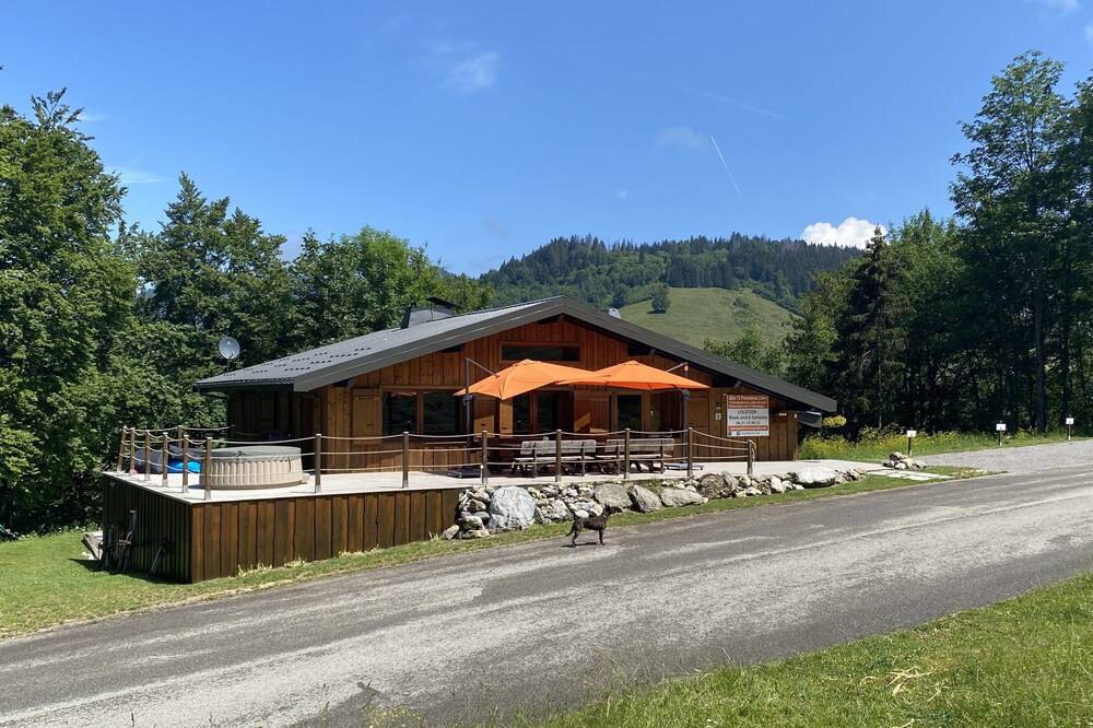 4-star chalet between lake and mountain, jacuzzi, sauna, opposite the slopes.