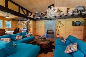 Fernseher, Kamin, Bücher, Stereoanlage