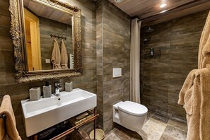Badewanne, Haartrockner, Handtücher, Seife