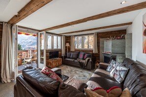 スマートテレビ、暖炉、書庫