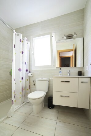 Regadera, secadora de cabello, toallas, jabón 