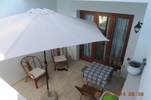 Terrace/patio - Nice cool quiet apartment just a stone's throw from the sea (Funtana Meiga)