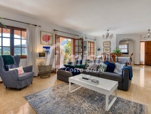 TV, fireplace - Villa Margarita, Beautiful and cozy family home on the Costa Brava (Calonge)