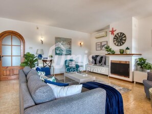 TV, fireplace - Villa Margarita, Beautiful and cozy family home on the Costa Brava (Calonge)