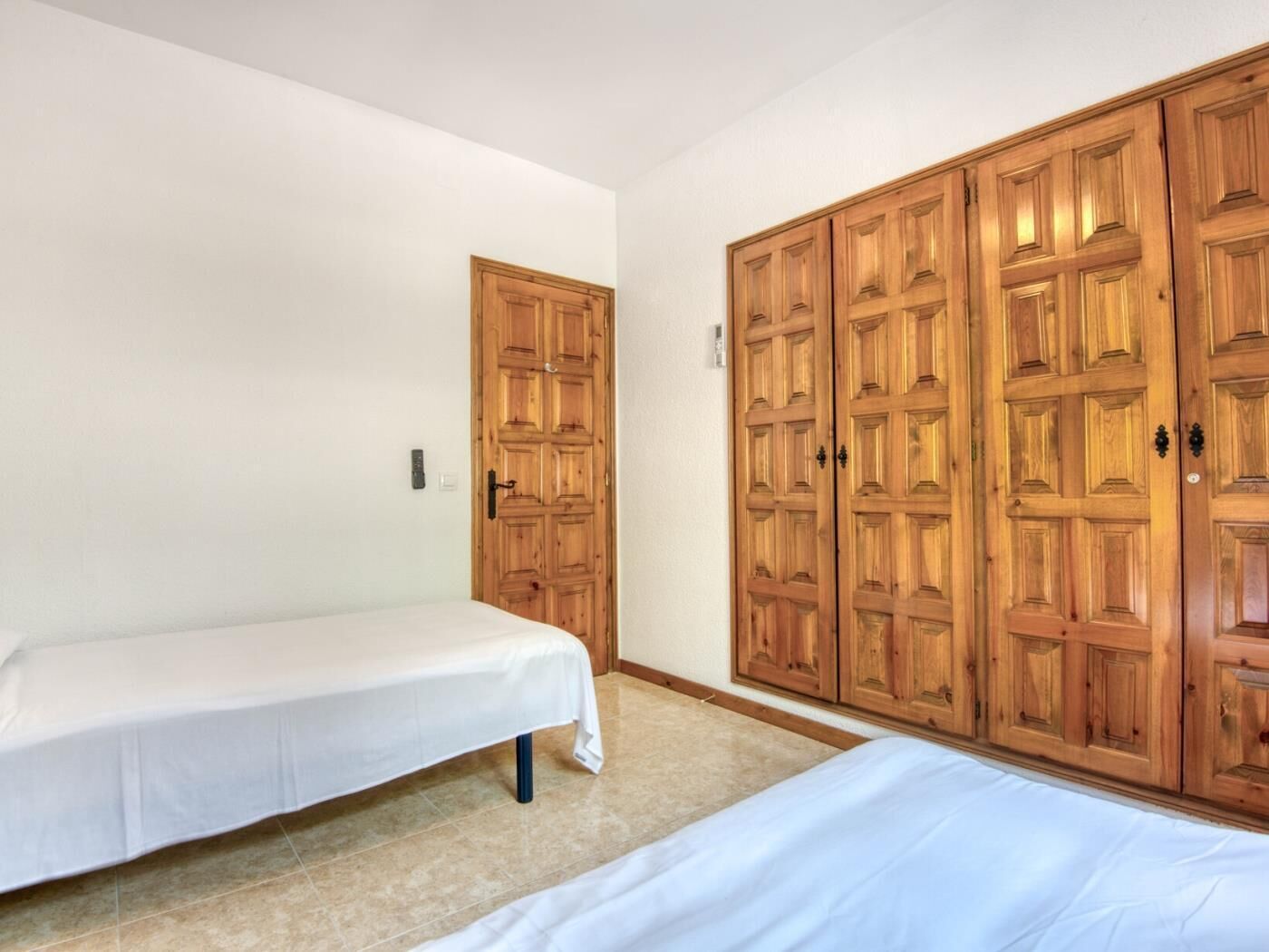 3 bedrooms, iron/ironing board, internet, bed sheets