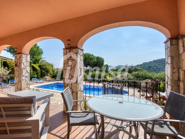 Outdoor dining - Villa Margarita, Beautiful and cozy family home on the Costa Brava (Calonge)